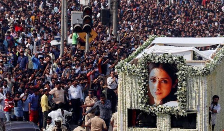 الآلاف يودّعون الراحلة سريديفي في مومباي الآلاف يودّعون الراحلة سريديفي في مومباي