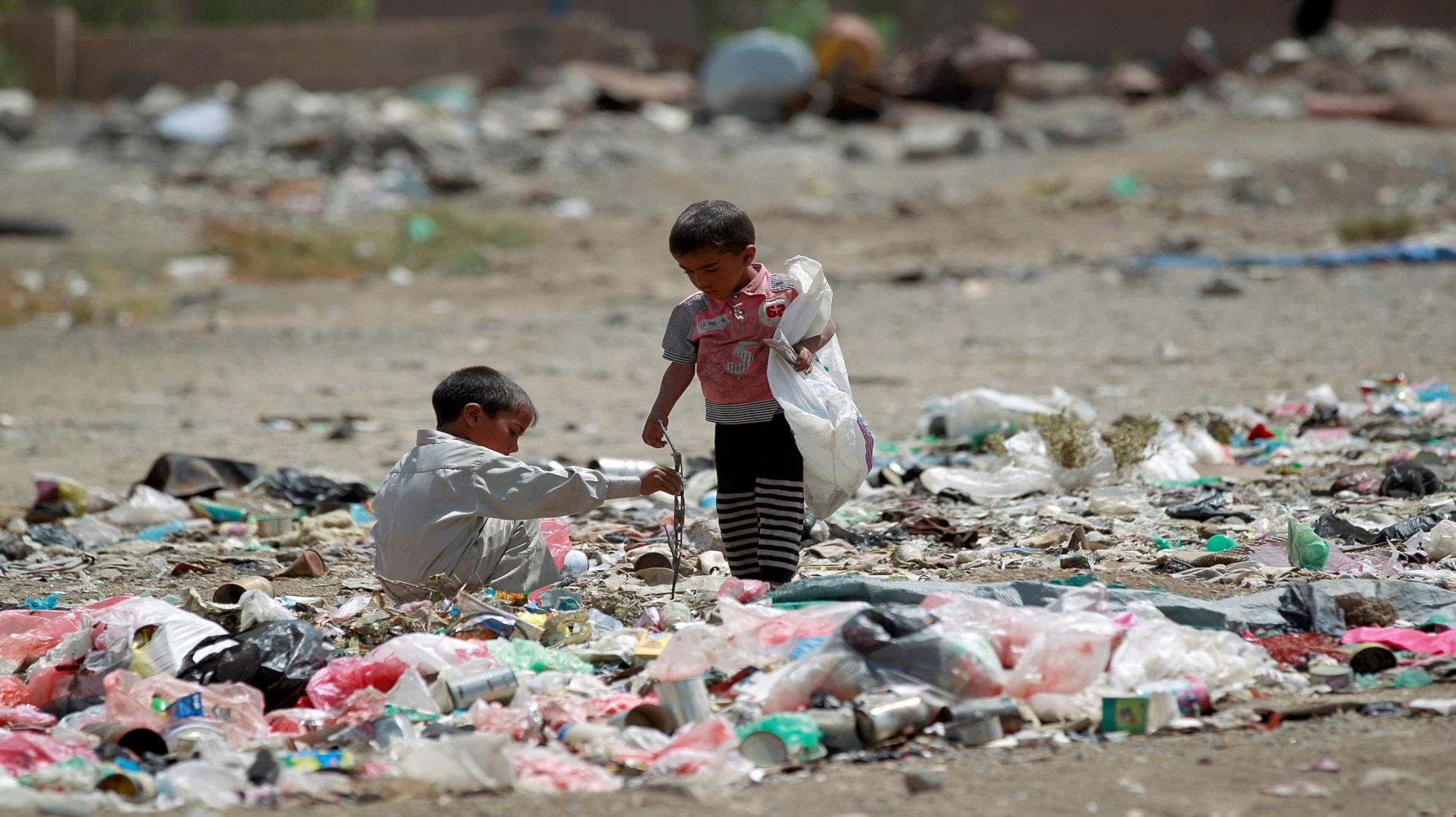 الجيش الأميركي يجعل الأزمة الإنسانية في اليمن أكثر سوءاً من خلال مساعدة طرف في الصراع في قصف المدنيين الأبرياء الجيش الأميركي يجعل الأزمة الإنسانية في اليمن أكثر سوءاً من خلال مساعدة طرف في الصراع في قصف المدنيين الأبرياء