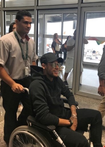 وصل نيمار إلى ريو دي جانيرو، الخميس، على كرسي متحرك (أ ف ب) وصل نيمار إلى ريو دي جانيرو، الخميس، على كرسي متحرك (أ ف ب)