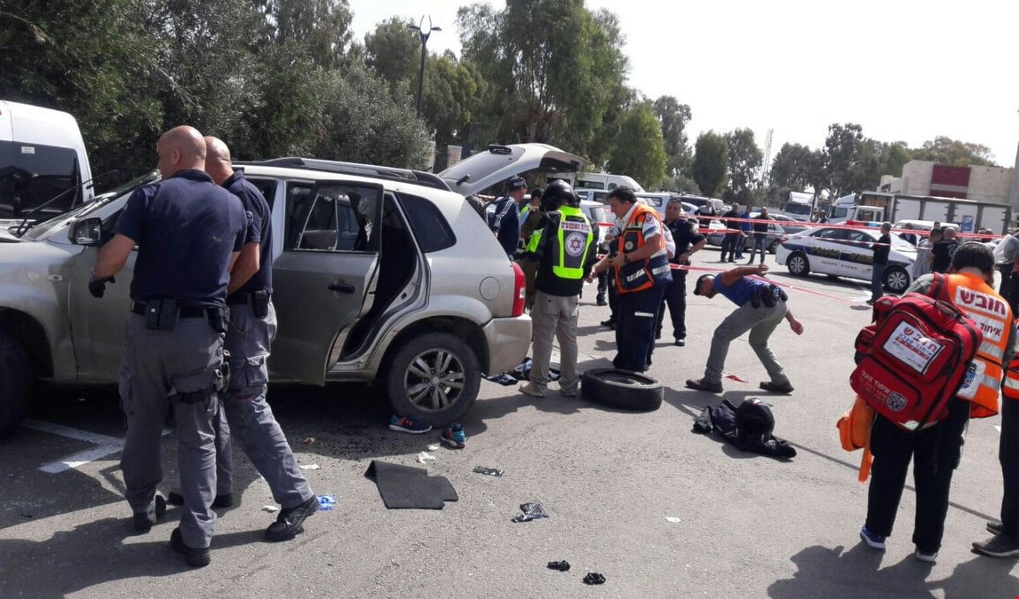 وسائل إعلام إسرائيلية تنقل معلومات أولية عن عملية دهس بسيارة في محطة القطار في عكا وسائل إعلام إسرائيلية تنقل معلومات أولية عن عملية دهس بسيارة في محطة القطار في عكا
