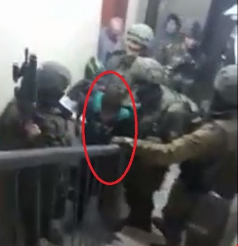 لحظة اعتقال القوة الإسرائيلية للطفل محمود ماضي من منزله في الخليل لحظة اعتقال القوة الإسرائيلية للطفل محمود ماضي من منزله في الخليل