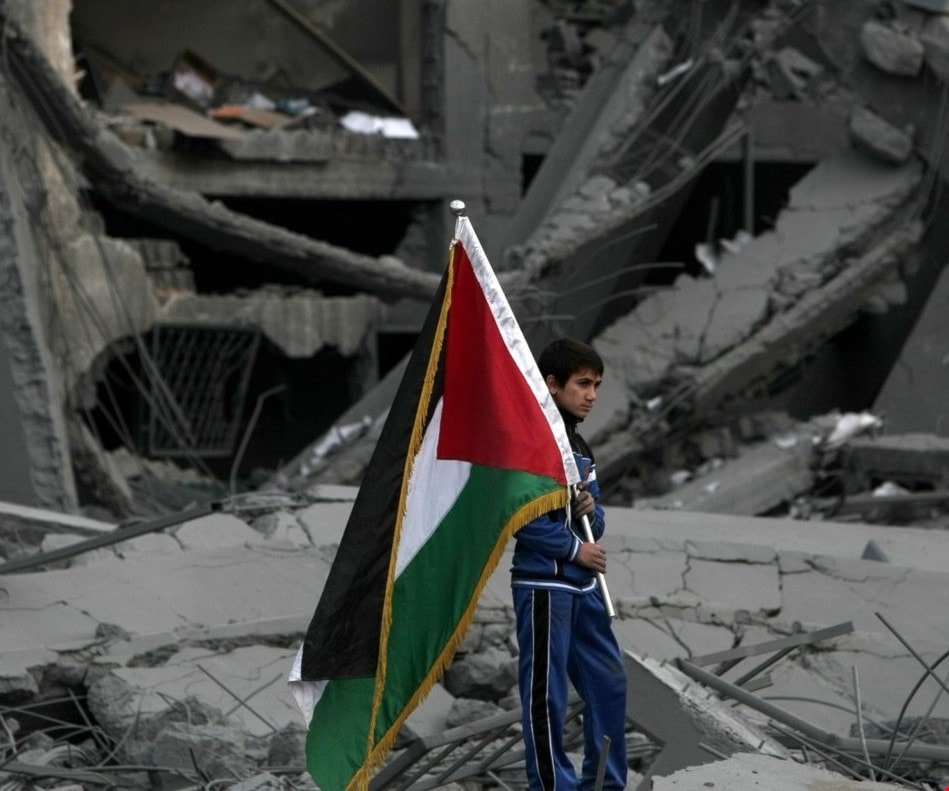 هذا واقع مؤلم وخطير، مع استمرار القيادة الفلسطينية حال التردّد في تدويل القضية والحقوق الوطنية الفلسطينية، والرهان على الإدارة الأميركية وتوجّهاتها بإطالة عُمر الانقسام الفلسطيني هذا واقع مؤلم وخطير، مع استمرار القيادة الفلسطينية حال التردّد في تدويل القضية والحقوق الوطنية الفلسطينية، والرهان على الإدارة الأميركية وتوجّهاتها بإطالة عُمر الانقسام الفلسطيني