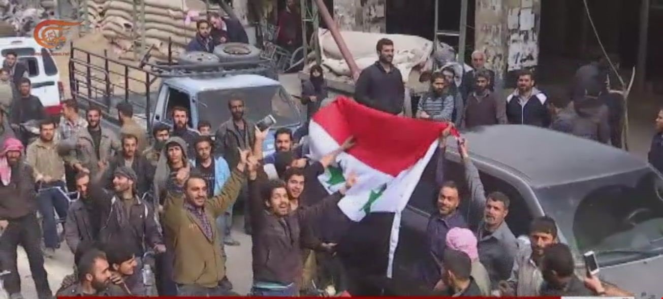المواطنون السوريون يحتفلون بتحرير دوما من المسلحين ويرفعون العلم السوري فيها المواطنون السوريون يحتفلون بتحرير دوما من المسلحين ويرفعون العلم السوري فيها