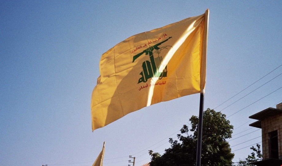 من المعروف أن واشنطن تُصنّف حزب الله منظمة إرهابية، وبالتالي فإنّ هناك حظراً لديها لكل أشكال التعامل معه، تحت طائلة ملاحقة المخالفين من المعروف أن واشنطن تُصنّف حزب الله منظمة إرهابية، وبالتالي فإنّ هناك حظراً لديها لكل أشكال التعامل معه، تحت طائلة ملاحقة المخالفين