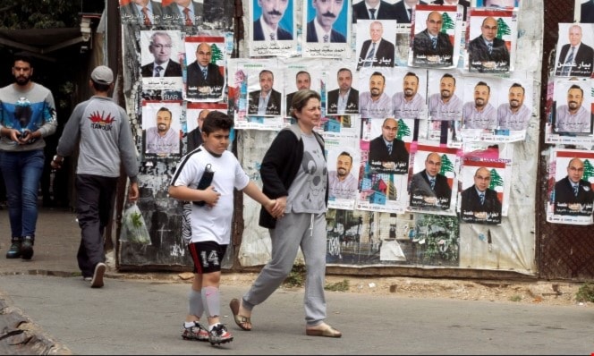 غابة من اللوحات الإعلانية للمرشّحين إلى الانتخابات النيابية في الشوارع وفوضى عارمة في ضبط الإنفاق الانتخابي غابة من اللوحات الإعلانية للمرشّحين إلى الانتخابات النيابية في الشوارع وفوضى عارمة في ضبط الإنفاق الانتخابي