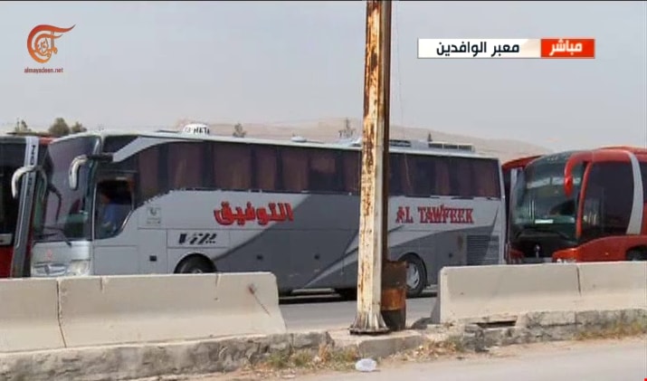 يتواصل خروج المسلّحين وأفراد عائلاتهم من دوما يتواصل خروج المسلّحين وأفراد عائلاتهم من دوما