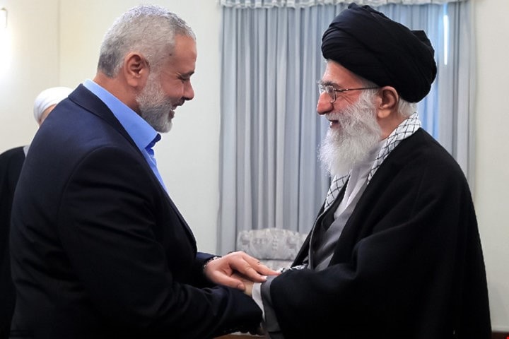 خامنئي لهنية: النضال والمقاومة هما الطريق الوحيد لإنقاذ فلسطين المظلومة خامنئي لهنية: النضال والمقاومة هما الطريق الوحيد لإنقاذ فلسطين المظلومة