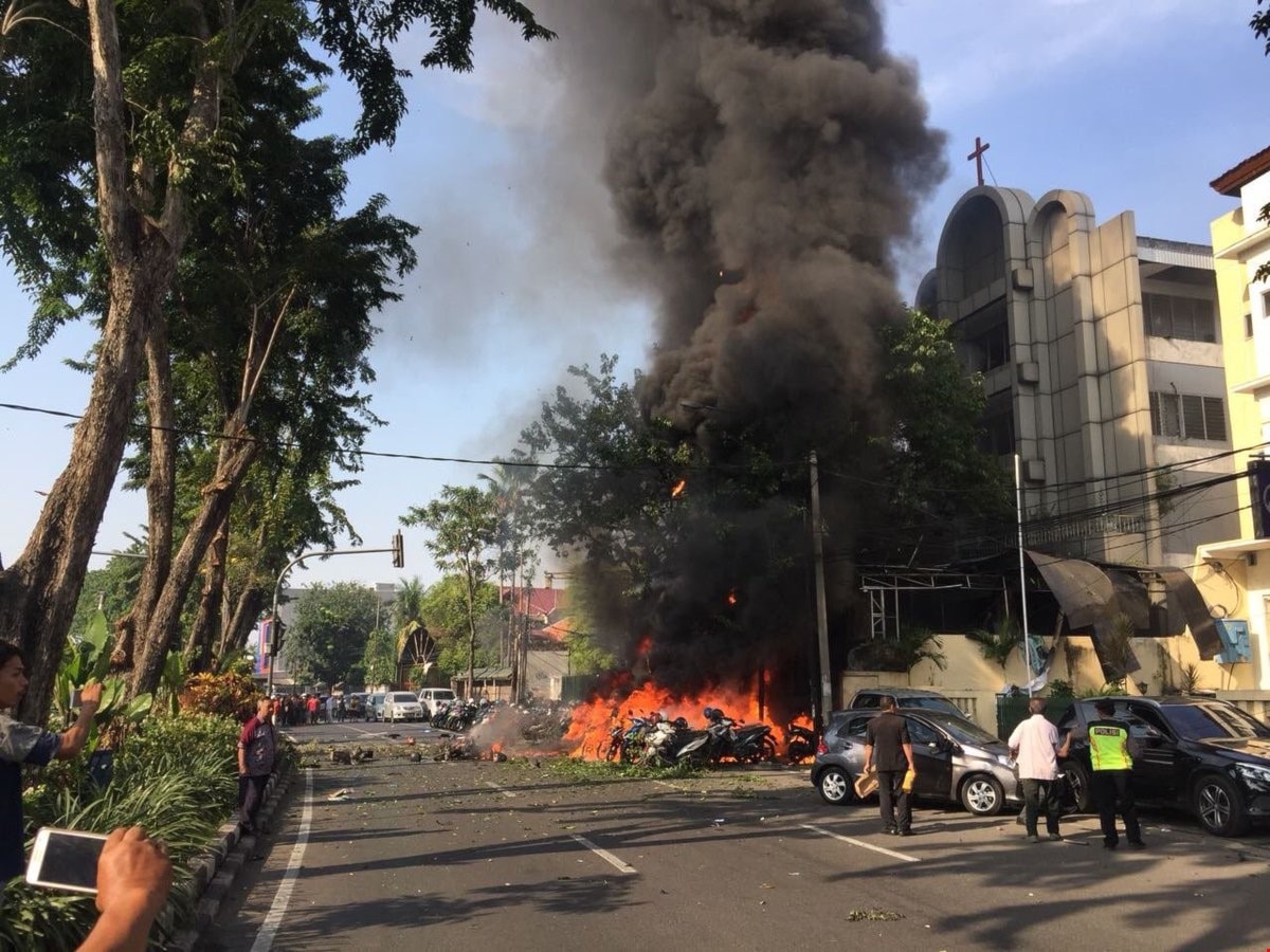 9 قتى و40 جريحاً بثلاث اعتداءات على كنائس بأندونيسيا أحدها تفجير انتحاري 9 قتى و40 جريحاً بثلاث اعتداءات على كنائس بأندونيسيا أحدها تفجير انتحاري