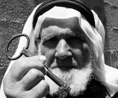 كفى هدراً وامتيازات في سلطة وهمية، فقد آن الأوان أن نحيل نكبتنا إلى فرصة للنهوض كفى هدراً وامتيازات في سلطة وهمية، فقد آن الأوان أن نحيل نكبتنا إلى فرصة للنهوض
