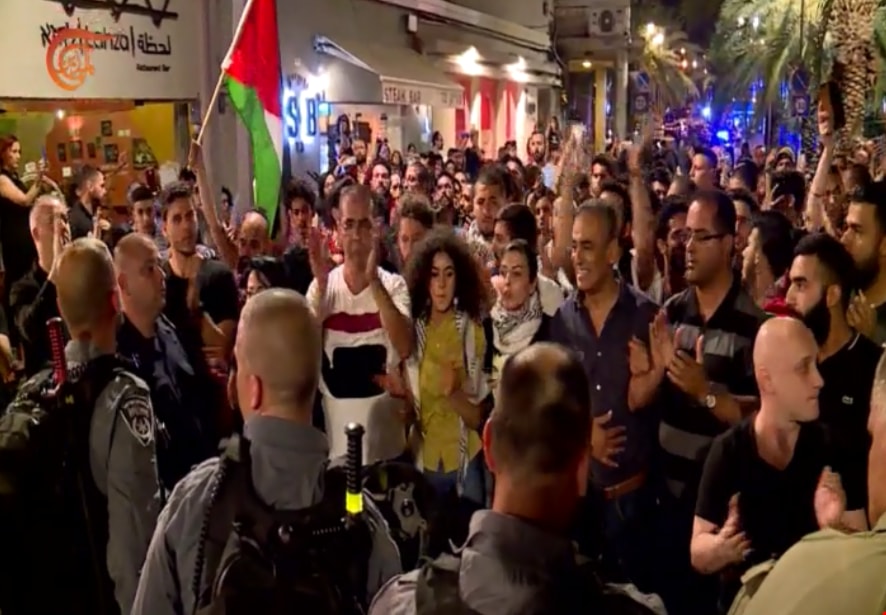 جنود الاحتلال قاموا بالاعتداء على النائبين في القائمة المشتركة جمال زحالقة وحنين زعبي واعتقلوا 19 فلسطينياً. جنود الاحتلال قاموا بالاعتداء على النائبين في القائمة المشتركة جمال زحالقة وحنين زعبي واعتقلوا 19 فلسطينياً.