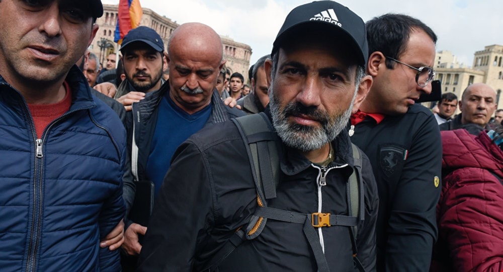 زعيم المعارضة نيكول باشينيان يقول خلال الاحتجاجات إنه وأنصاره "لن يستسلموا وسيواصلون العصيان المدني" زعيم المعارضة نيكول باشينيان يقول خلال الاحتجاجات إنه وأنصاره "لن يستسلموا وسيواصلون العصيان المدني"