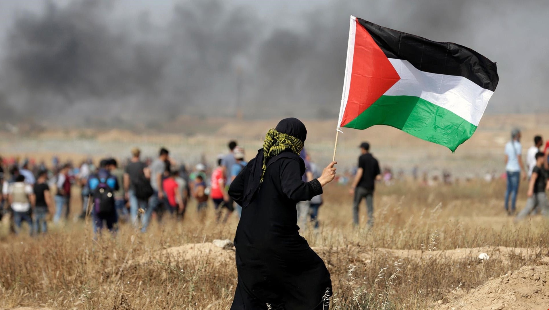 إصابات الفلسطينيين المتظاهرين سلمياً عند حدود السياج جعلت رواية حماس تفوز على رواية الجيش الإسرائيلي بحسب مسؤولين إسرائيليين إصابات الفلسطينيين المتظاهرين سلمياً عند حدود السياج جعلت رواية حماس تفوز على رواية الجيش الإسرائيلي بحسب مسؤولين إسرائيليين
