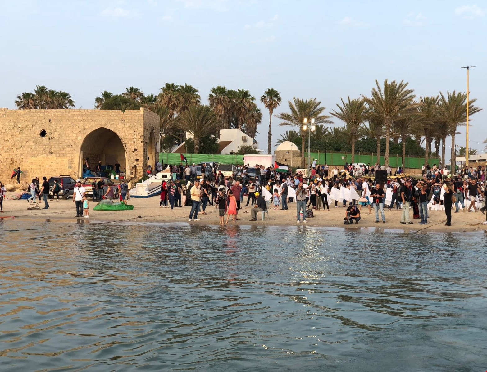 البحر يتواصل مع البر ومنزل آل اليحيي البحر يتواصل مع البر ومنزل آل اليحيي