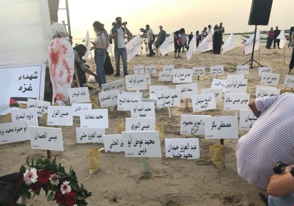 لوحات بأسماء شهداء المجزرة لوحات بأسماء شهداء المجزرة