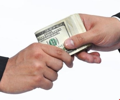 المدهش سكوت المواطنين على الرشوة العلنية التي يمارسها المرشحون المدهش سكوت المواطنين على الرشوة العلنية التي يمارسها المرشحون