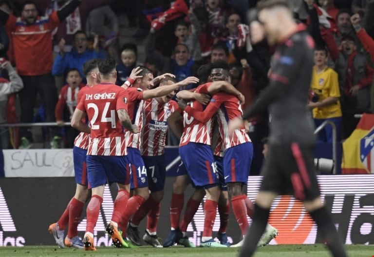 لاعبو أتلتيكو يحتفلون مع جمهورهم بهدف دييغو كوستا (أ ف ب) لاعبو أتلتيكو يحتفلون مع جمهورهم بهدف دييغو كوستا (أ ف ب)