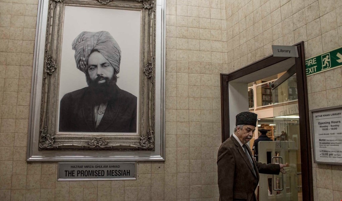 صورة لغلام أحمد في مكتب الطائفة في لندن تقول إن صاحبها هو المسيح الموعود صورة لغلام أحمد في مكتب الطائفة في لندن تقول إن صاحبها هو المسيح الموعود