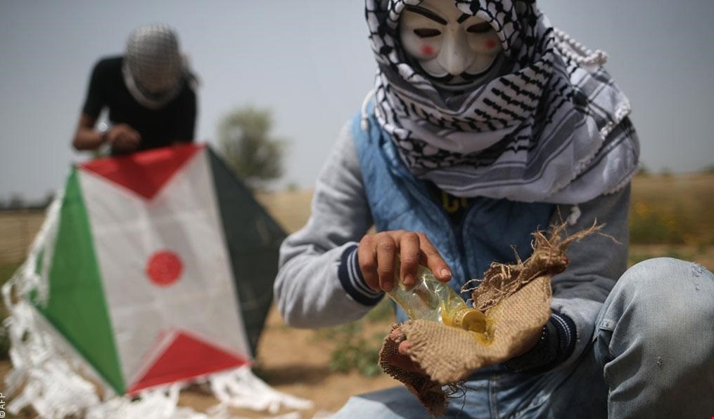 لموضوع الطائرات الورقية الزهيدة والخفيفة أثرين ثقيلين، أولهما محلي – غزاوي لموضوع الطائرات الورقية الزهيدة والخفيفة أثرين ثقيلين، أولهما محلي – غزاوي