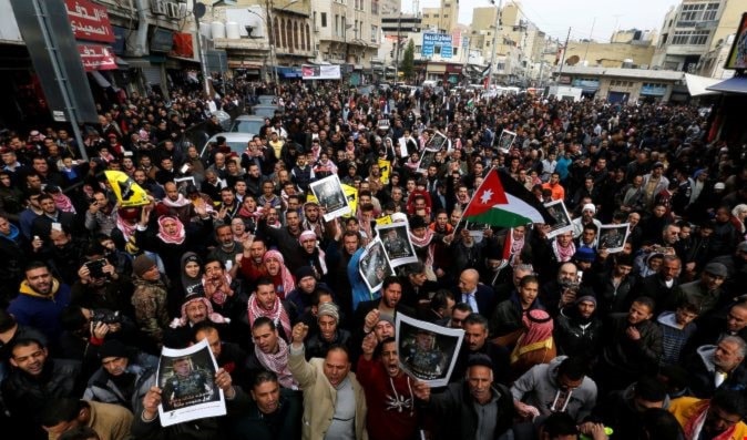 هذه الانتفاضة تجري في سياق متسارع لتحوّل الأردن من دولة ريعيّة وظيفية إلى شكل جديد هذه الانتفاضة تجري في سياق متسارع لتحوّل الأردن من دولة ريعيّة وظيفية إلى شكل جديد