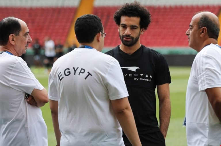 صلاح مع أفراد في طاقم المنتخب المصري خلال الحصة التدريبية (أ ف ب) صلاح مع أفراد في طاقم المنتخب المصري خلال الحصة التدريبية (أ ف ب)
