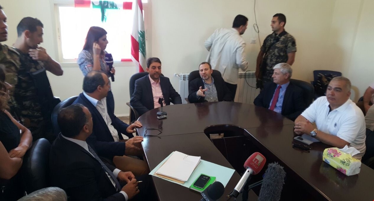 وزير الخارجية اللبناني جبران باسيل يكرر من عرسال تمسك لبنان بعودة النازحين السوريين إلى ديارهم وزير الخارجية اللبناني جبران باسيل يكرر من عرسال تمسك لبنان بعودة النازحين السوريين إلى ديارهم