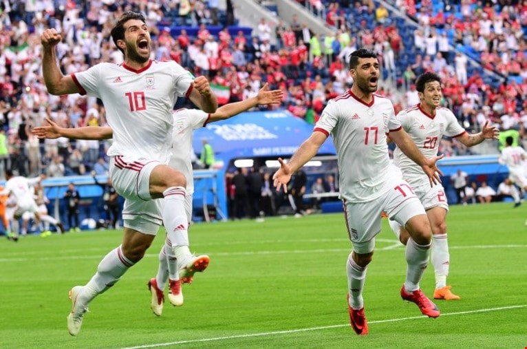 فرحة اللاعبين الإيرانيين بهدف الفوز (أ ف ب) فرحة اللاعبين الإيرانيين بهدف الفوز (أ ف ب)