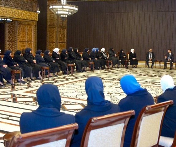القبيسيات يعشن حياتهن بأسلوب يرضيهن فهن لم يعزلن أنفسهن عن العالم الخارجي. ولهن رحلاتهن وجلسات السمر الخاصة بهن القبيسيات يعشن حياتهن بأسلوب يرضيهن فهن لم يعزلن أنفسهن عن العالم الخارجي. ولهن رحلاتهن وجلسات السمر الخاصة بهن