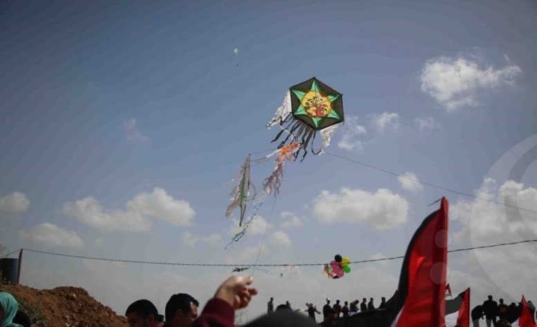 الفلسطينييون يستخدمون الطائرات الورقية لإشعال الحرائق في المستوطنات الفلسطينييون يستخدمون الطائرات الورقية لإشعال الحرائق في المستوطنات