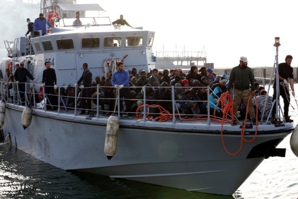 سفينة لمهاجرين غير شرعيين قرب السواحل الإسبانية (من الأرشيف) سفينة لمهاجرين غير شرعيين قرب السواحل الإسبانية (من الأرشيف)