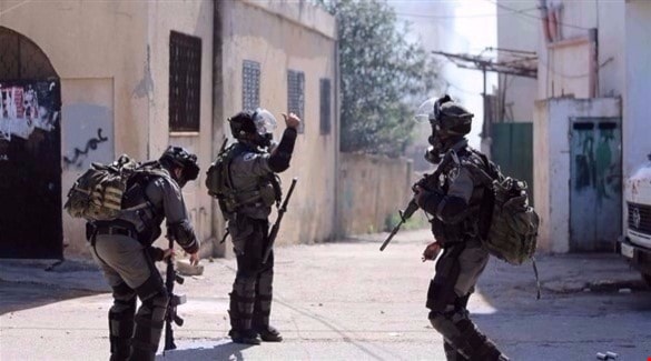 جنود إسرائيليون يدخلون عنوة إلى بيوت الفلسطينيين جنود إسرائيليون يدخلون عنوة إلى بيوت الفلسطينيين