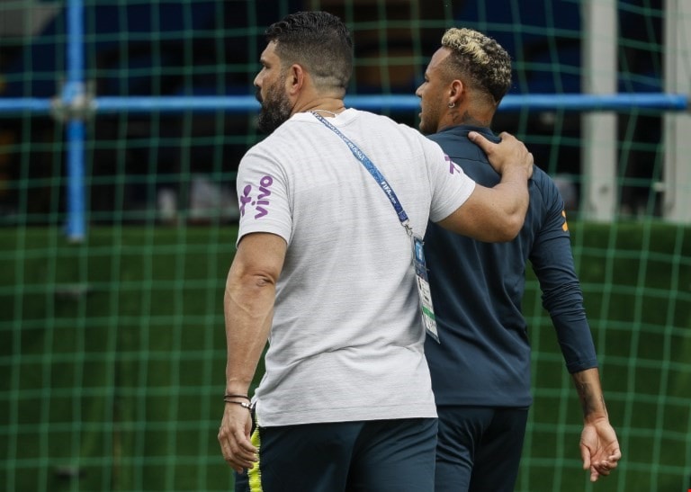 نيمار مغادراً تدريبات البرازيل (أ ف ب) نيمار مغادراً تدريبات البرازيل (أ ف ب)