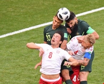 من اللقاء بين أستراليا والدنمارك (أ ف ب) من اللقاء بين أستراليا والدنمارك (أ ف ب)