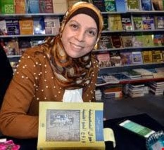 الدكتورة سهيل الغالي عبيد توقع كتابها "أحوال المعيشة وروح المواطنية في طرابلس" الدكتورة سهيل الغالي عبيد توقع كتابها "أحوال المعيشة وروح المواطنية في طرابلس"
