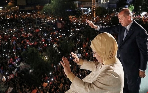 فوز أردوغان يؤكد شعبيته برغم شكوى المعارضة من استبداده وقمعه للحريات فوز أردوغان يؤكد شعبيته برغم شكوى المعارضة من استبداده وقمعه للحريات