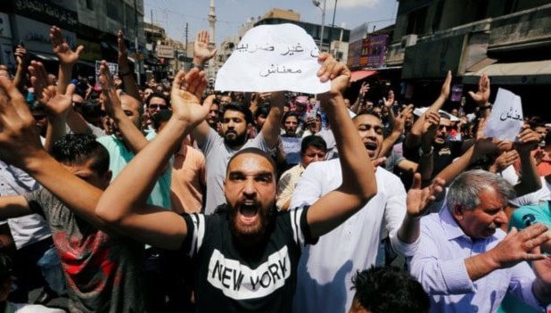 تجدد التظاهرات في الأردن رفضاً لقانون الضريبة.. والملك يدعو إلى الحوار تجدد التظاهرات في الأردن رفضاً لقانون الضريبة.. والملك يدعو إلى الحوار