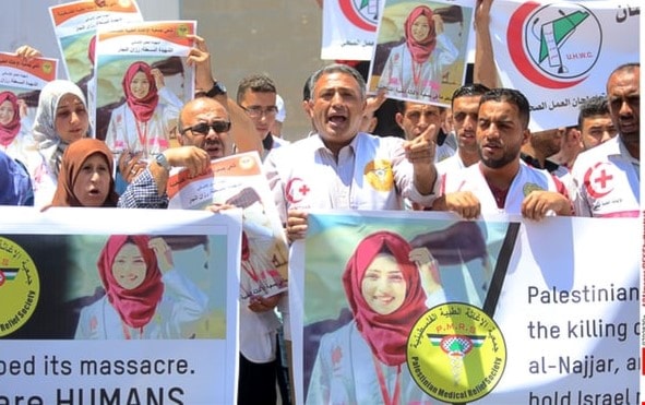 مسعفون فلسطينيون يحتجون في غزة على قتل الممرضة رزان النجار مسعفون فلسطينيون يحتجون في غزة على قتل الممرضة رزان النجار