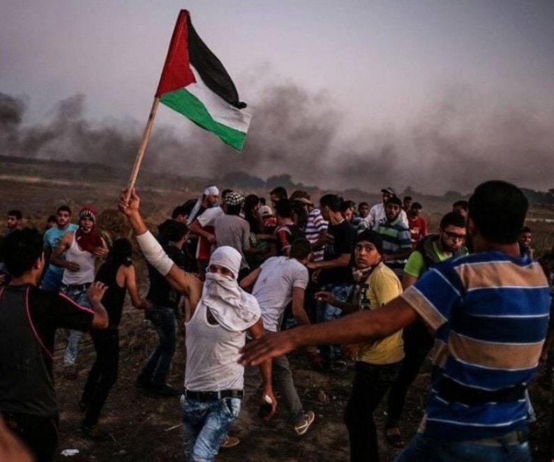 لا يستطيع محمود عباس أن يعلن موافقتة أمام الشعب الفلسطيني، لكنة لم يتّخذ أيّ إجراء يبيّن رفضة للصفقة المنتظرة لا يستطيع محمود عباس أن يعلن موافقتة أمام الشعب الفلسطيني، لكنة لم يتّخذ أيّ إجراء يبيّن رفضة للصفقة المنتظرة