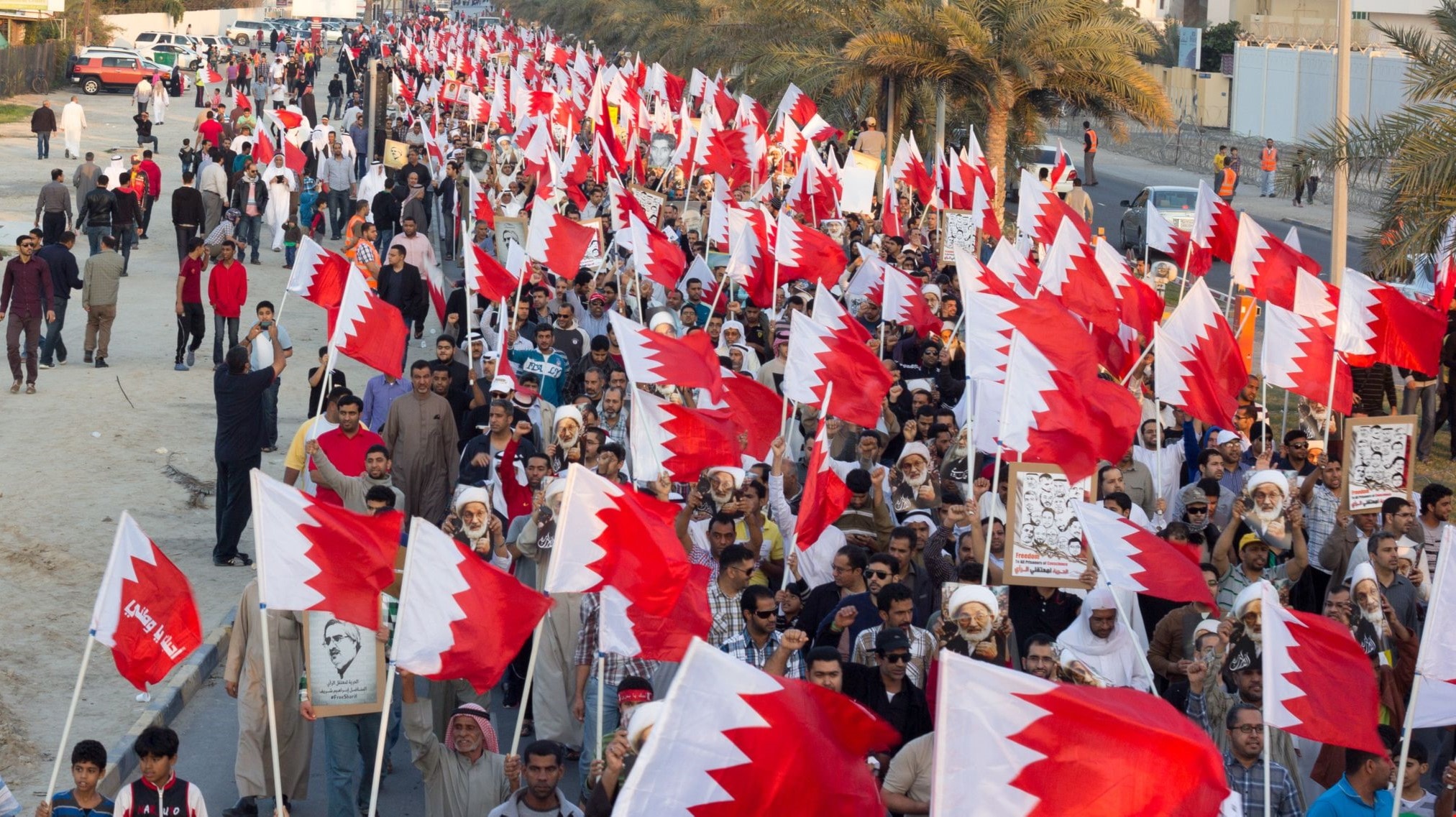 كل ما طالب به حراك البحرين هو التحوّل إلى ملكيّة دستورية بدل الملكية المطلَقة كل ما طالب به حراك البحرين هو التحوّل إلى ملكيّة دستورية بدل الملكية المطلَقة