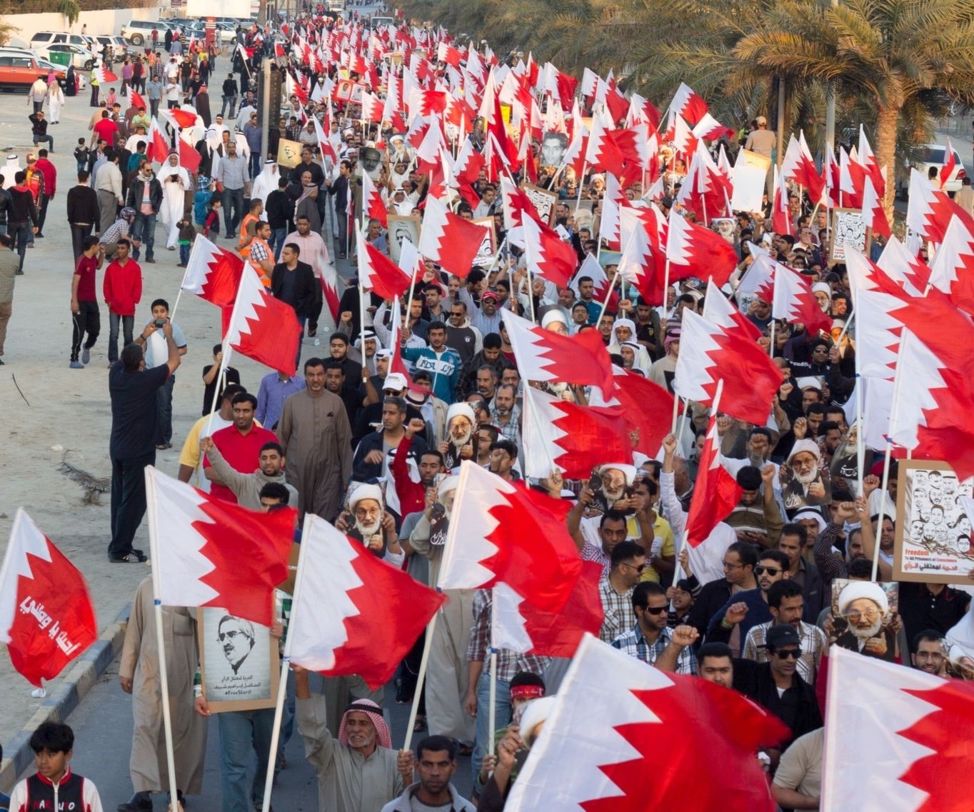 كل ما طالب به حراك البحرين هو التحوّل إلى ملكيّة دستورية بدل الملكية المطلَقة كل ما طالب به حراك البحرين هو التحوّل إلى ملكيّة دستورية بدل الملكية المطلَقة