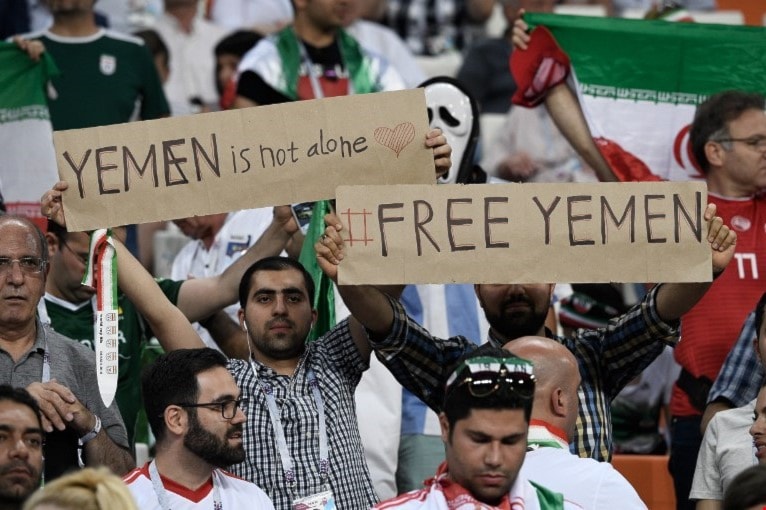 مشجّعون إيرانيون يُعلنون تضامنهم مع اليمن (أ ف ب) مشجّعون إيرانيون يُعلنون تضامنهم مع اليمن (أ ف ب)