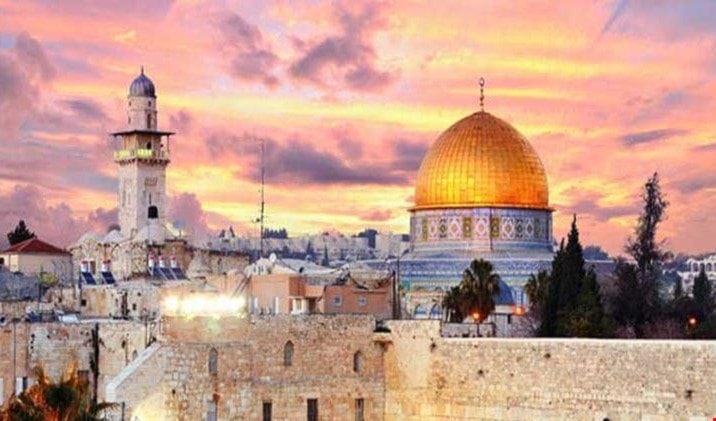 عليّ الاعتماد على حدسي بأنها فلسطين، سوف تسطع كما أوقِن وآمل، ليس بفعل سنوات أربع بل لأن وجودها حق مُطلَق عليّ الاعتماد على حدسي بأنها فلسطين، سوف تسطع كما أوقِن وآمل، ليس بفعل سنوات أربع بل لأن وجودها حق مُطلَق