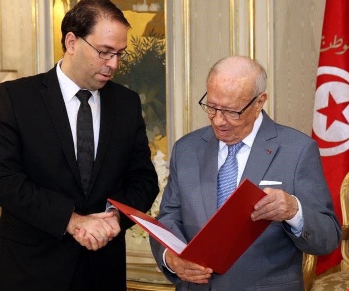 ما يخشاه الجميع هو تطوّر معركة رموز قصري الرئاسة والحكومة إلى معركة «الكل ضد الكل»، عوض خوض تنافس حول البرامج ما يخشاه الجميع هو تطوّر معركة رموز قصري الرئاسة والحكومة إلى معركة «الكل ضد الكل»، عوض خوض تنافس حول البرامج