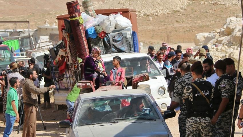 دفعة جديدة من اللاجئين السوريين تغادر لبنان اليوم دفعة جديدة من اللاجئين السوريين تغادر لبنان اليوم