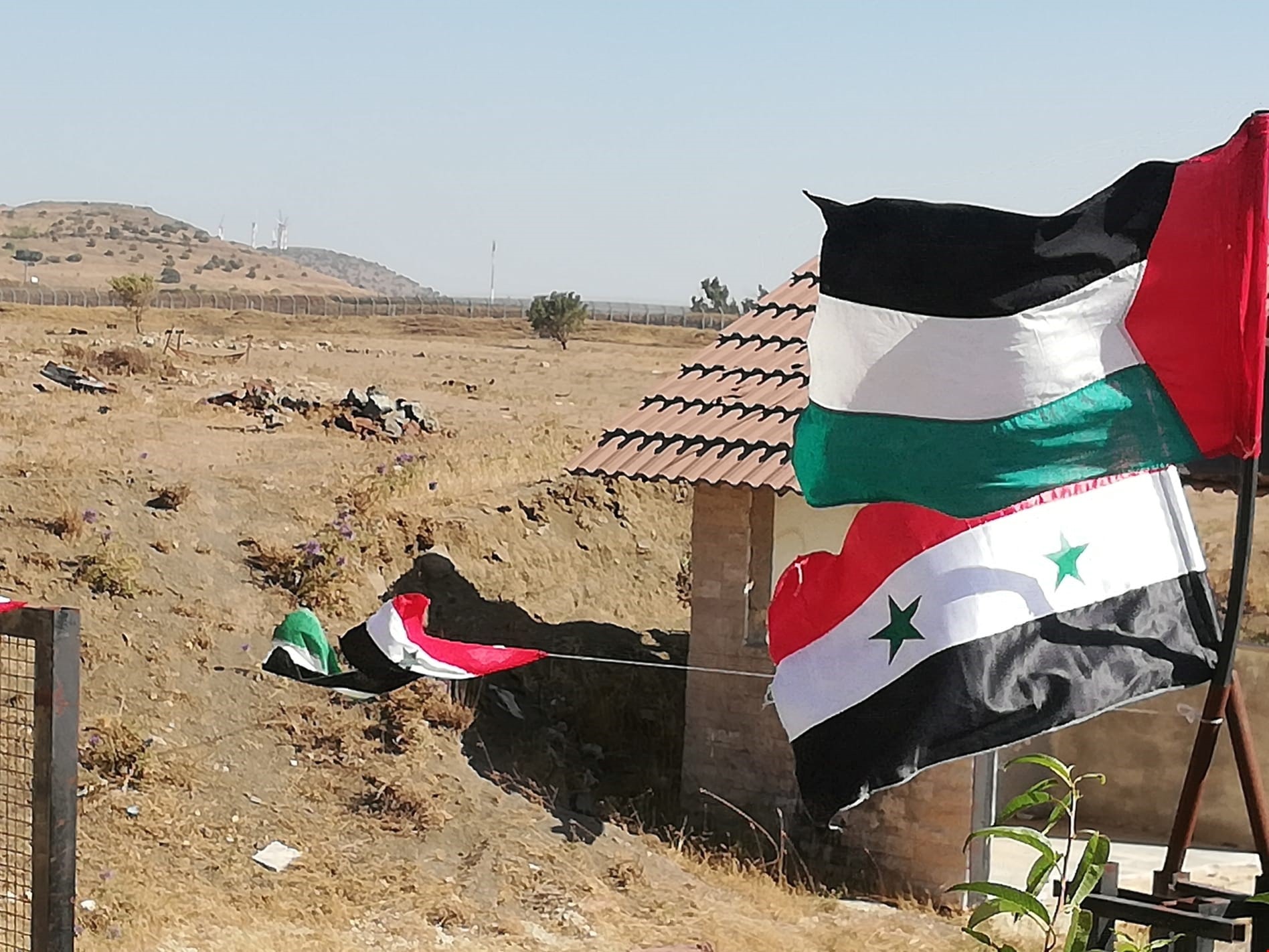 الجيش السوري رفع علم البلاد على معبر القنيطرة الجيش السوري رفع علم البلاد على معبر القنيطرة