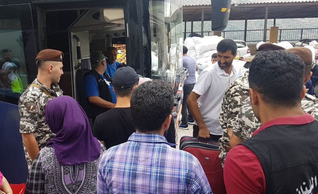 قامت المديرية العامة للأمن العام بتأمين العودة الطوعية لـ 722 نازحاً سورياً إلى بلدهم قامت المديرية العامة للأمن العام بتأمين العودة الطوعية لـ 722 نازحاً سورياً إلى بلدهم