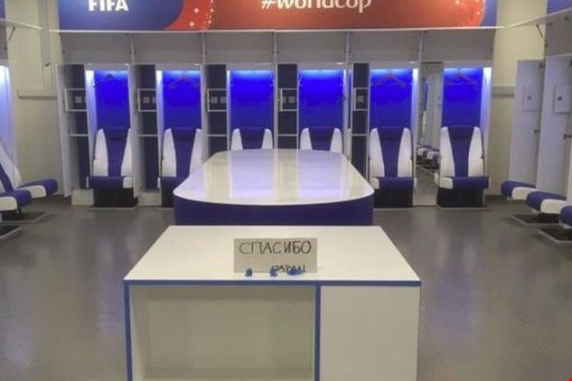 قام اللاعبون اليابانيون بتنظيف غرفة تبديل الملابس وتركوا عبارة "شكراً" قام اللاعبون اليابانيون بتنظيف غرفة تبديل الملابس وتركوا عبارة "شكراً"