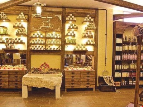 تركيز على المواد العضوية إن في العطور أو الزيوت أو الألوان. تركيز على المواد العضوية إن في العطور أو الزيوت أو الألوان.