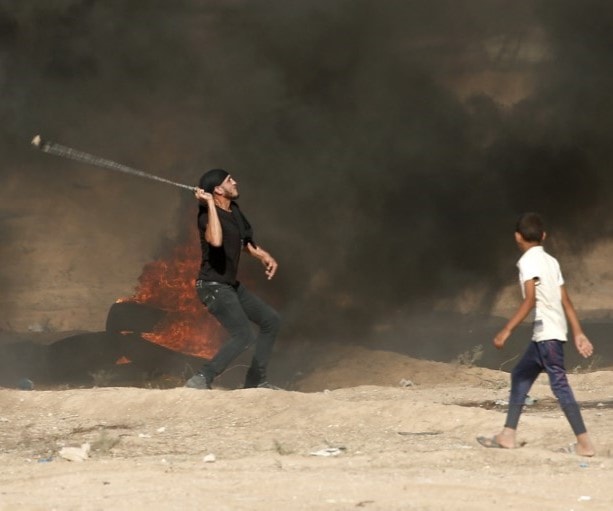 شاب فلسطيني خلال مواجهات مع الاحتلال الاسرائيلي (أ ف ب) شاب فلسطيني خلال مواجهات مع الاحتلال الاسرائيلي (أ ف ب)