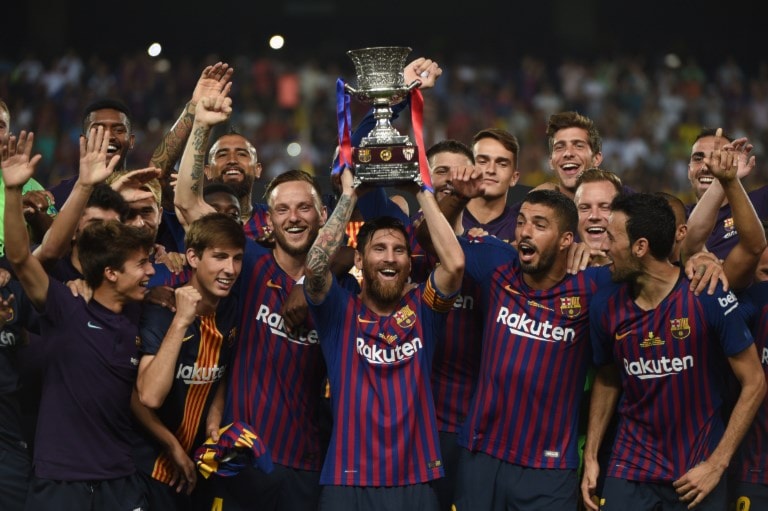 لاعبو برشلونة خلال تتويجهم (أ ف ب) لاعبو برشلونة خلال تتويجهم (أ ف ب)