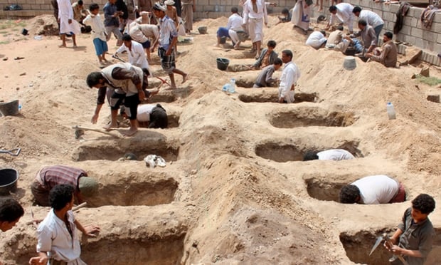 يمنيون يحفرون قبوراً للأطفال الذين استشهدوا في العدوان السعودي على حافلة في صعدة يمنيون يحفرون قبوراً للأطفال الذين استشهدوا في العدوان السعودي على حافلة في صعدة